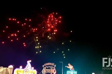 Vistoso espectáculo pirotécnico en el cielo de Telde (Foto Francisco Javier Santana, Jesús Ruiz Mesa y TA)